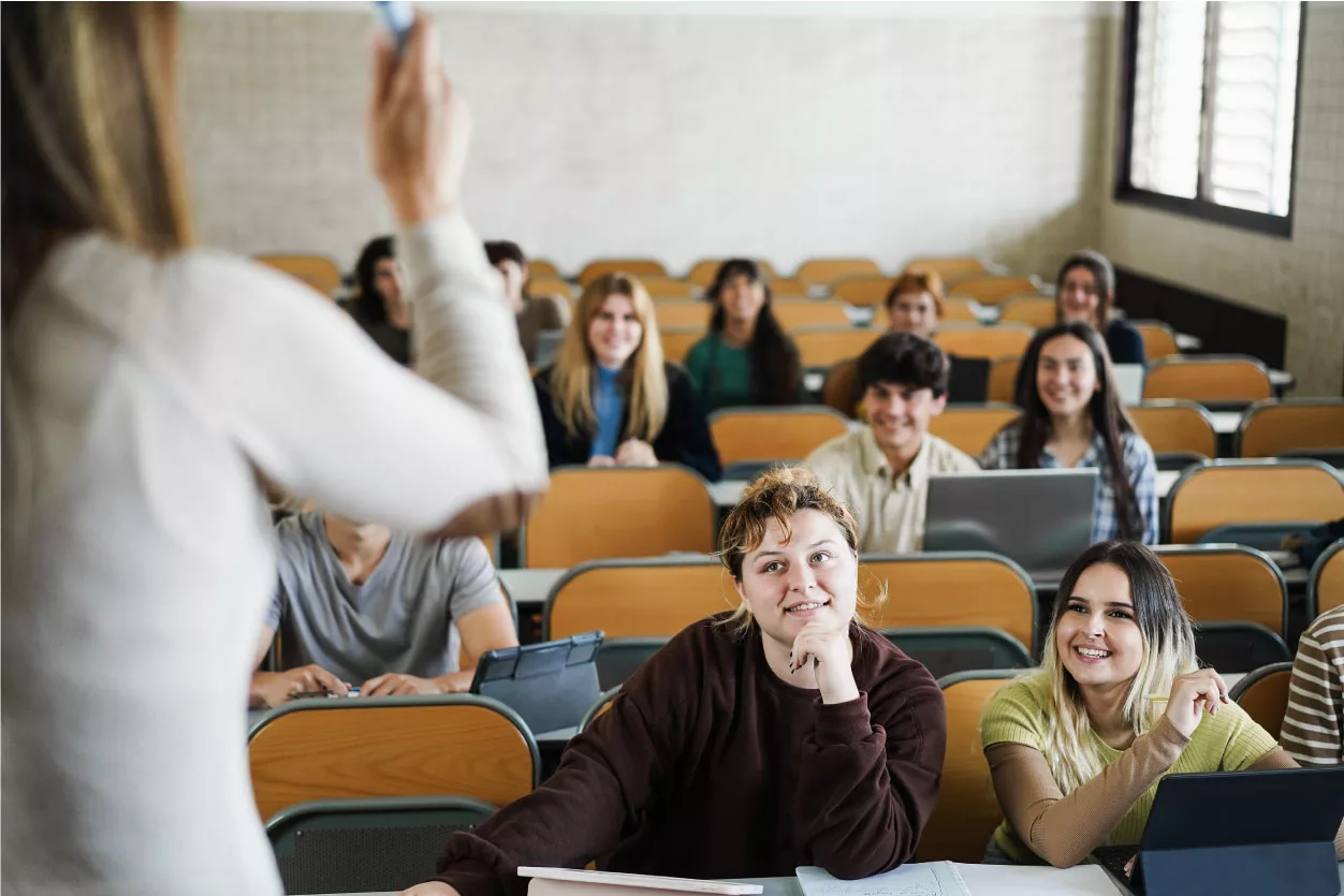 universitarios prestando atención en clase