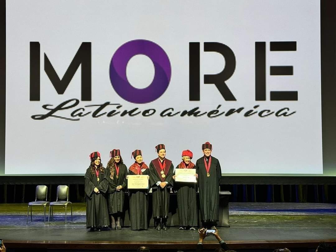 entregando doctorados honoris causa a katya echazarreta y michaela walsh